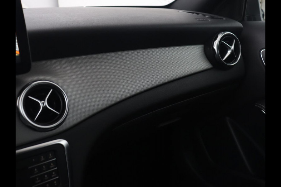 Mercedes-Benz GLA 200 Premium Plus | Panoramadak | Trekhaak | Navigatie | Camera | Automaat | Cruise control | Stoelverwarming | LED | Bluetooth | Parkeersensor | LMV 19 inch | Half leder