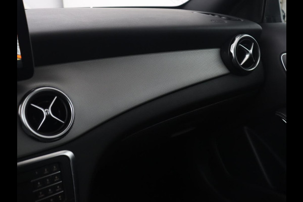 Mercedes-Benz GLA 200 Premium Plus | Panoramadak | Trekhaak | Navigatie | Camera | Automaat | Cruise control | Stoelverwarming | LED | Bluetooth | Parkeersensor | LMV 19 inch | Half leder