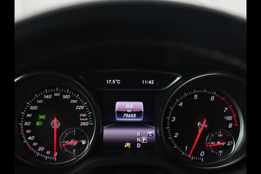 Mercedes-Benz GLA 200 Premium Plus | Panoramadak | Trekhaak | Navigatie | Camera | Automaat | Cruise control | Stoelverwarming | LED | Bluetooth | Parkeersensor | LMV 19 inch | Half leder