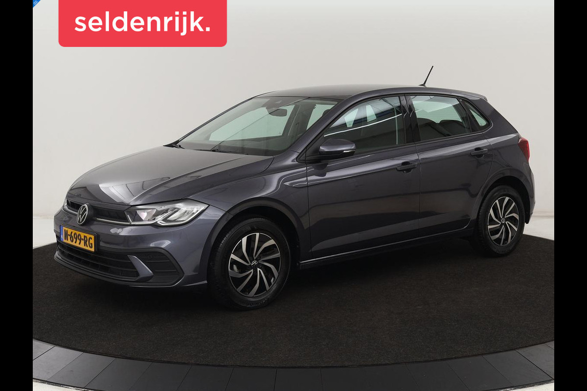 Volkswagen Polo 1.0 TSI Life | Trekhaak | Cruise control | Carplay | Parkeersensoren | LED | Airco | LMV 15 inch Volkswagen Polo 1.0 TSI Life | Trekhaak | Cruise control | Carplay | Parkeersensoren | LED | Airco | LMV 15 inch