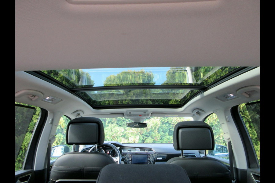 Volkswagen Touran 1.5 TSI Highline Automaat*Navi*Pano.dak*Trekhaak*