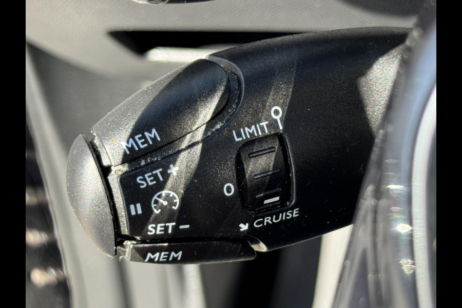 Peugeot 5008 1.2 PureTech Blue Lease Premium Avantage Automaat 7p Cruise control Climate control Navigatie Apple / Android