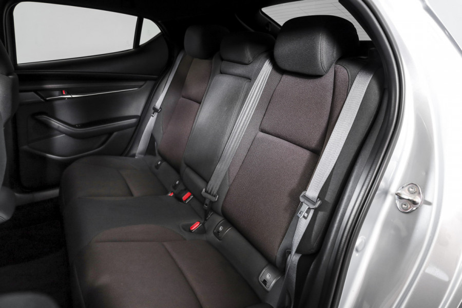 Mazda 3 2.0 e-SkyActiv-G M Hybrid 122 Comfort met Bose | Bose Audio | Head-up Disp. | Adapt.Cruise | Stoel-+Stuurverw. | 360 Camera | NAV+App.Connect | Auto.Airco | LM 18" |