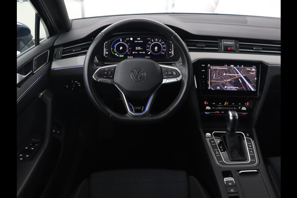 Volkswagen Passat 1.4 TSI PHEV GTE Business | Panoramadak | Trekhaak | Automaat | Camera | PHEV | Stoelverwarming | Sfeerverlichting | Adaptive cruise | Climate control | LED | Carplay | LMV 17 inch