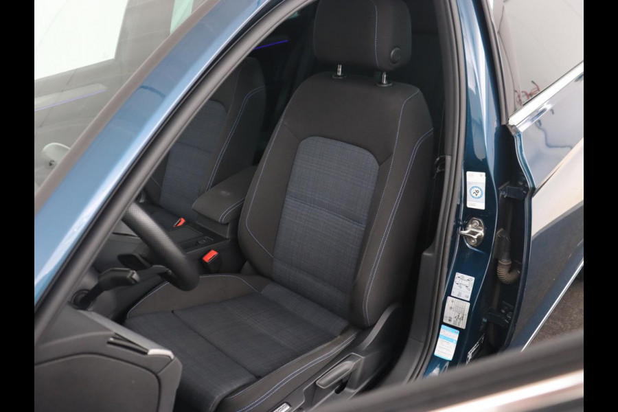 Volkswagen Passat 1.4 TSI PHEV GTE Business | Panoramadak | Trekhaak | Automaat | Camera | PHEV | Stoelverwarming | Sfeerverlichting | Adaptive cruise | Climate control | LED | Carplay | LMV 17 inch