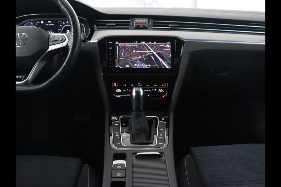 Volkswagen Passat 1.4 TSI PHEV GTE Business | Panoramadak | Trekhaak | Automaat | Camera | PHEV | Stoelverwarming | Sfeerverlichting | Adaptive cruise | Climate control | LED | Carplay | LMV 17 inch