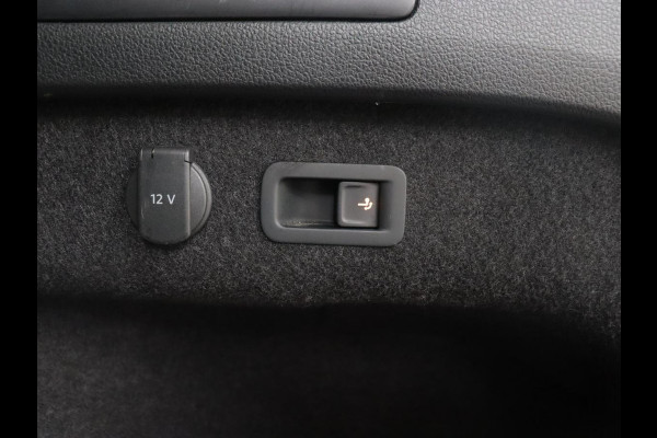 Volkswagen Passat 1.4 TSI PHEV GTE Business | Panoramadak | Trekhaak | Automaat | Camera | PHEV | Stoelverwarming | Sfeerverlichting | Adaptive cruise | Climate control | LED | Carplay | LMV 17 inch