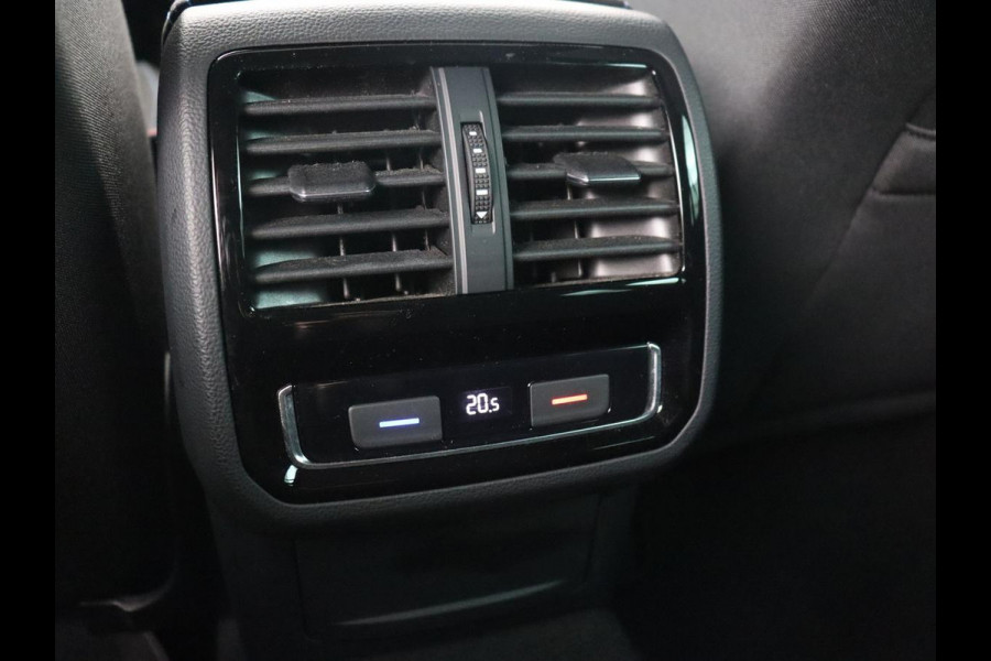 Volkswagen Passat 1.4 TSI PHEV GTE Business | Panoramadak | Trekhaak | Automaat | Camera | PHEV | Stoelverwarming | Sfeerverlichting | Adaptive cruise | Climate control | LED | Carplay | LMV 17 inch
