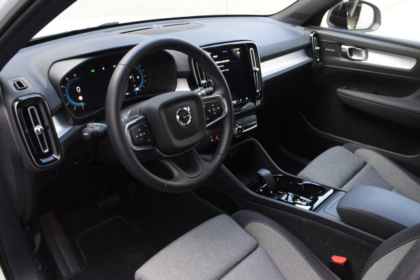 Volvo XC40 B4 211PK automaat Plus Dark / Navigatie / Harman Kardon / Stuur & Stoelverwarming / 19" Velgen / Trekhaak / Elektrische stoelverst. met geheugen