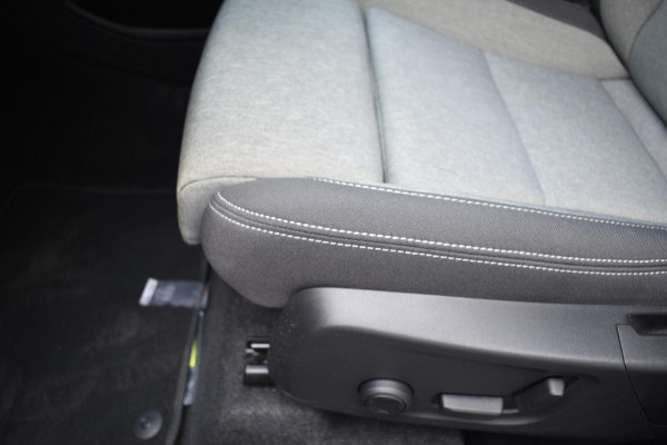Volvo XC40 B4 211PK automaat Plus Dark / Navigatie / Harman Kardon / Stuur & Stoelverwarming / 19" Velgen / Trekhaak / Elektrische stoelverst. met geheugen