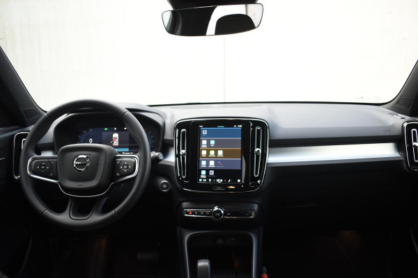Volvo XC40 B4 211PK automaat Plus Dark / Navigatie / Harman Kardon / Stuur & Stoelverwarming / 19" Velgen / Trekhaak / Elektrische stoelverst. met geheugen