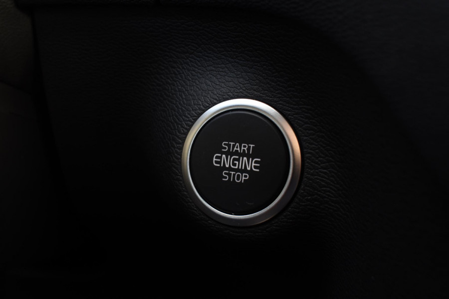 Volvo XC40 B4 211PK automaat Plus Dark / Navigatie / Harman Kardon / Stuur & Stoelverwarming / 19" Velgen / Trekhaak / Elektrische stoelverst. met geheugen