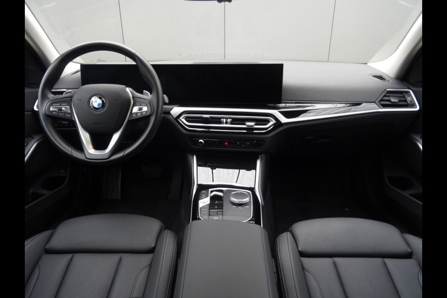 BMW 3 Serie Touring 318i * PANORAMADAK * LEER * CARPLAY !!