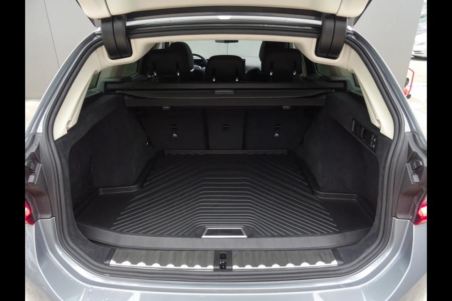BMW 3 Serie Touring 318i * PANORAMADAK * LEER * CARPLAY !!