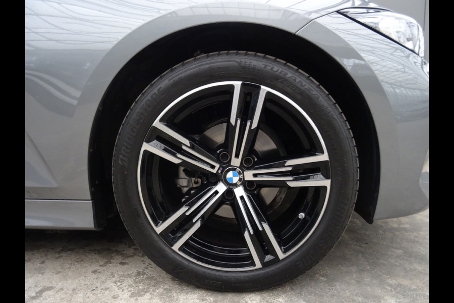 BMW 3 Serie Touring 318i * PANORAMADAK * LEER * CARPLAY !!