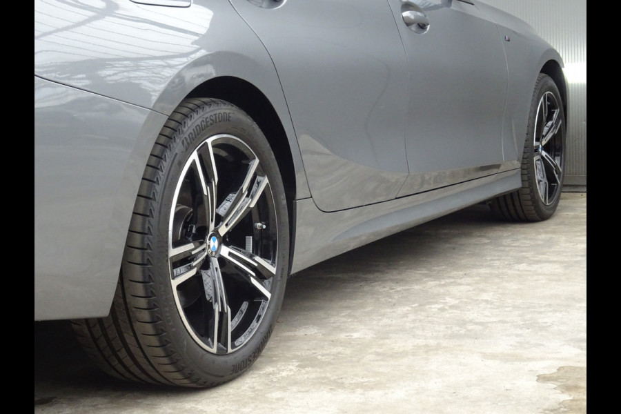 BMW 3 Serie Touring 318i * PANORAMADAK * LEER * CARPLAY !!