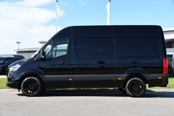 Mercedes-Benz Sprinter 317 1.9 CDI L2H2 RWD Black Edition Camera, Cruise, Carplay, LED, 170pk, Automaat, 3500kg Trekhaak, Stoelverwarming, Mbux, Uniek!