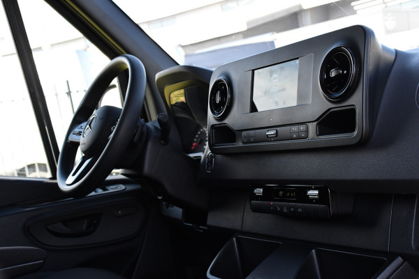 Mercedes-Benz Sprinter 317 1.9 CDI L2H2 RWD Black Edition Camera, Cruise, Carplay, LED, 170pk, Automaat, 3500kg Trekhaak, Stoelverwarming, Mbux, Uniek!