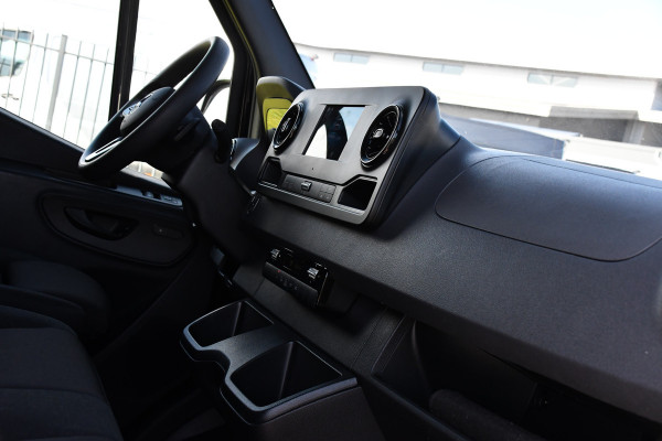 Mercedes-Benz Sprinter 317 1.9 CDI L2H2 RWD Black Edition Camera, Cruise, Carplay, LED, 170pk, Automaat, 3500kg Trekhaak, Stoelverwarming, Mbux, Uniek!
