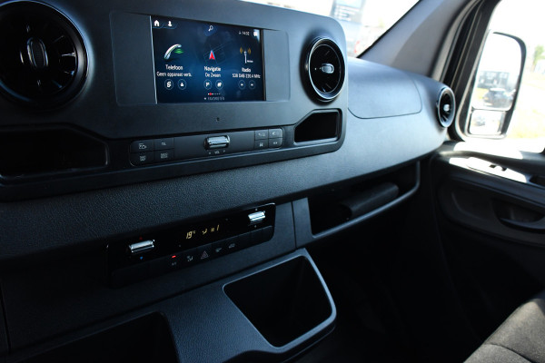 Mercedes-Benz Sprinter 317 1.9 CDI L2H2 RWD Black Edition Camera, Cruise, Carplay, LED, 170pk, Automaat, 3500kg Trekhaak, Stoelverwarming, Mbux, Uniek!