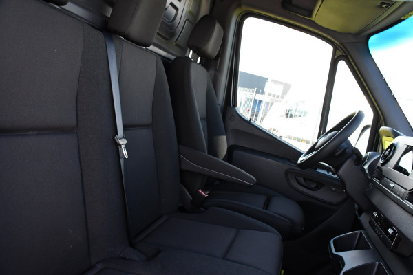 Mercedes-Benz Sprinter 317 1.9 CDI L2H2 RWD Black Edition Camera, Cruise, Carplay, LED, 170pk, Automaat, 3500kg Trekhaak, Stoelverwarming, Mbux, Uniek!
