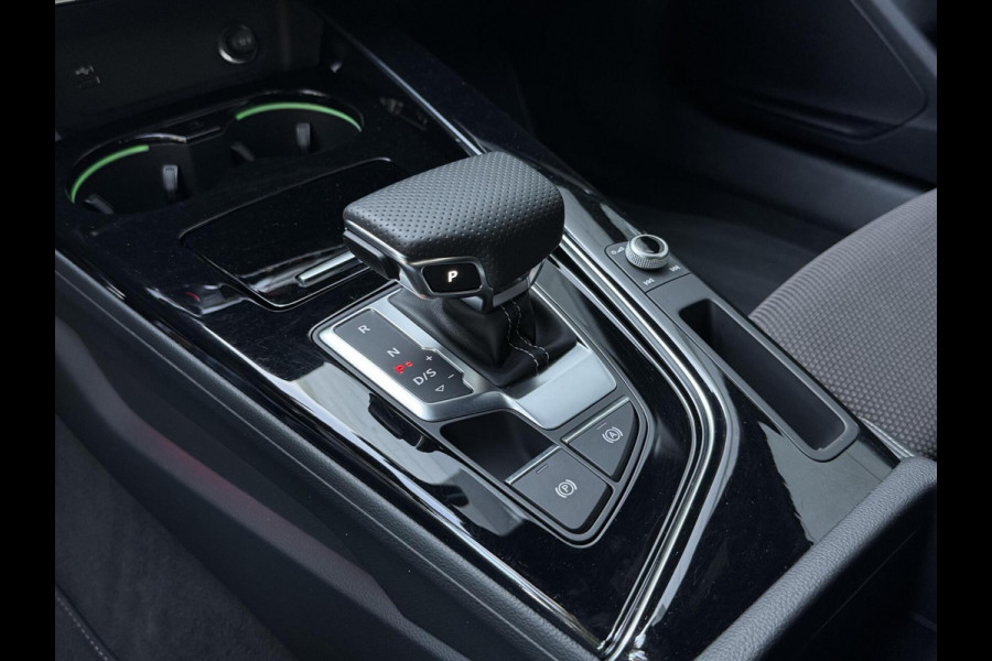 Audi A4 Avant 35 TFSI S edition Competition Automaat | Zwart optiek | Stoelverwarming | Google Navigatie | Apple CarPlay | Getint glas |
