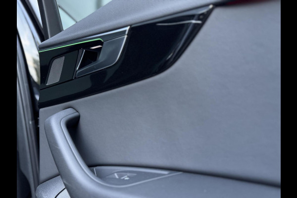 Audi A4 Avant 35 TFSI S edition Competition Automaat | Zwart optiek | Stoelverwarming | Google Navigatie | Apple CarPlay | Getint glas |