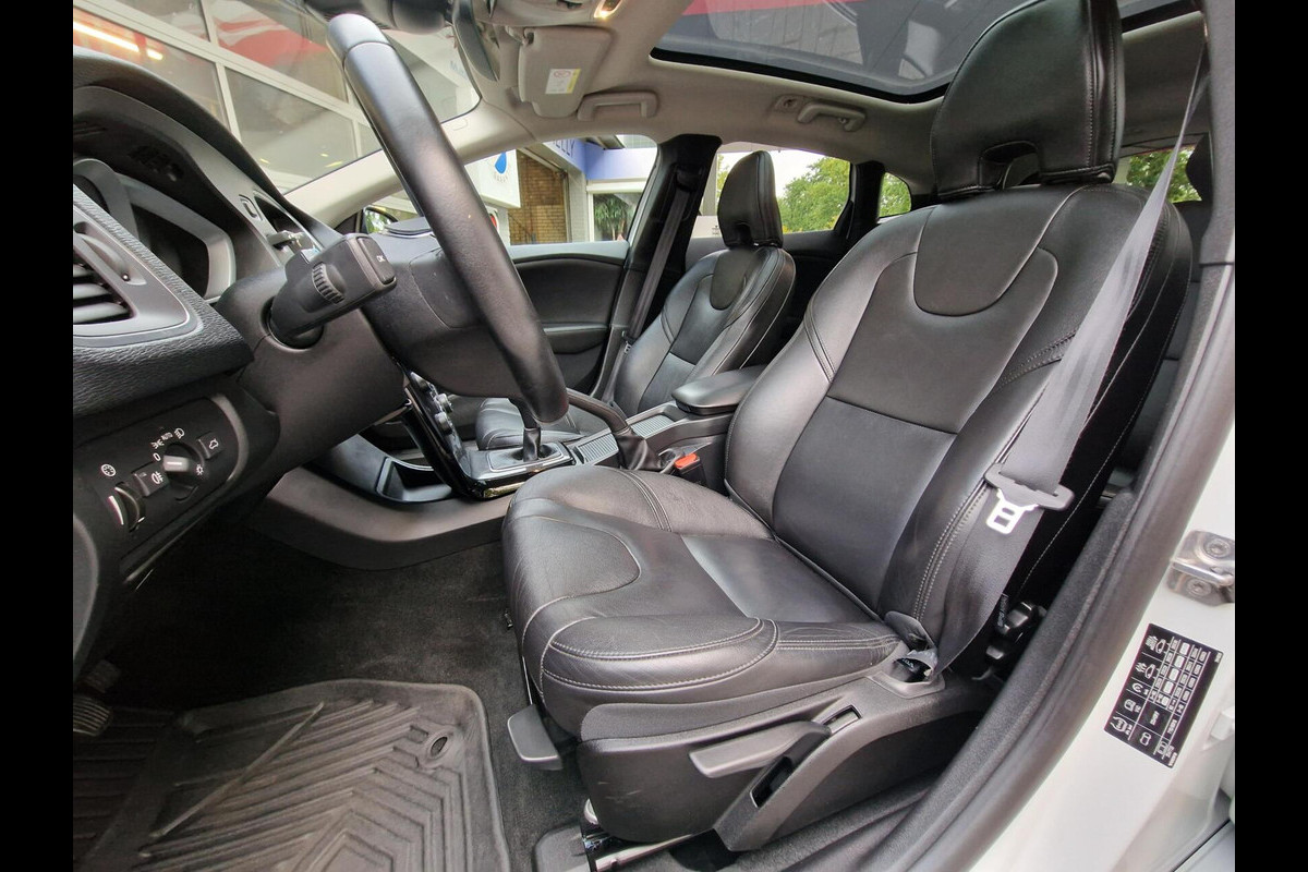 Volvo V40 2.0 T3 Dynamic Edition|Trekhaak|Pano||leder|H&D|LED|18-inch|Camera| Volvo V40 2.0 T3 Dynamic Edition|Trekhaak|Pano||leder|H&D|LED|18-inch|Camera|