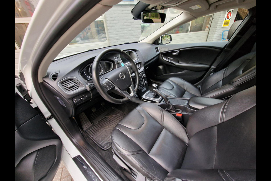 Volvo V40 2.0 T3 Dynamic Edition|Trekhaak|Pano||leder|H&D|LED|18-inch|Camera|
