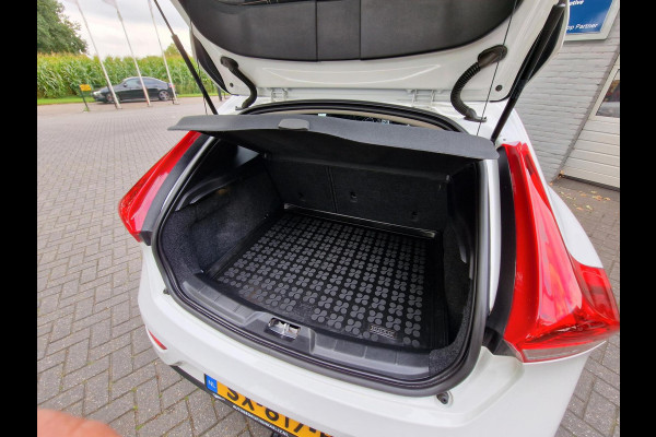 Volvo V40 2.0 T3 Dynamic Edition|Trekhaak|Pano||leder|H&D|LED|18-inch|Camera|