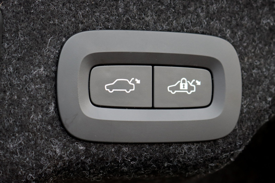 Volvo S90 2.0 T8 Plug-In Hybrid AWD Plus Bright | Pilot Assist | Leder | Memory | Trekhaak | Camera | Achterbank Verwarmd | Verwarmd Stuurwiel | Apple Carplay/Android Auto |