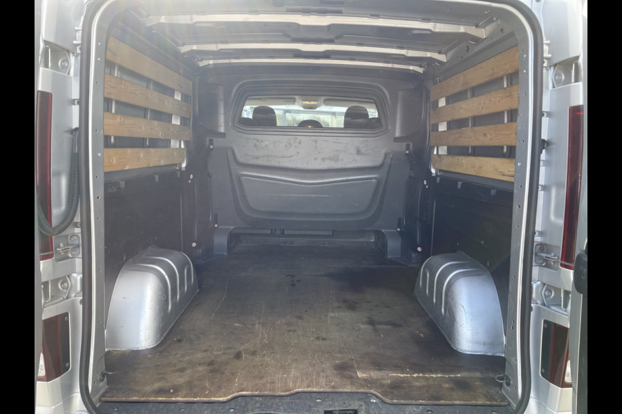 Fiat Talento 1.6 MJ 125pk EcoJet L2H1 luxe DC 5 persoons SX / vaste prijs rijklaar € 17.950 ex btw / lease vanaf € 302 / zilver metallic / euro 6 / bpm vrij / airco / cruise / navi / trekhaak !