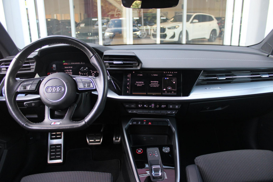 Audi A3 Limousine 2.0 TFSI 310PK S3 QUATTRO | APPLE CARPLAY/ANDROID AUTO | STOEL VERWARMING | S-LINE INTERIEUR/EXTERIEUR | SPORT STUUR S-LINE MET SCHAKEL FUNCTIE | NAVIGATIE | VIRTUAL COCKPIT PLUS | GLANS PAKKET | CRUISE CONTROL | ADVANCED KEY | AMBIENTE VERLICHTING | LANE ASSIST | CLIMATE CONTROL | FULL LED KOPLAMPEN | SPORT STOELEN | PARKEER SENSOREN ACHTER | S SPORTONDERSTEL | S REMMEN | DRAADLOZE TELEFOONLADER |