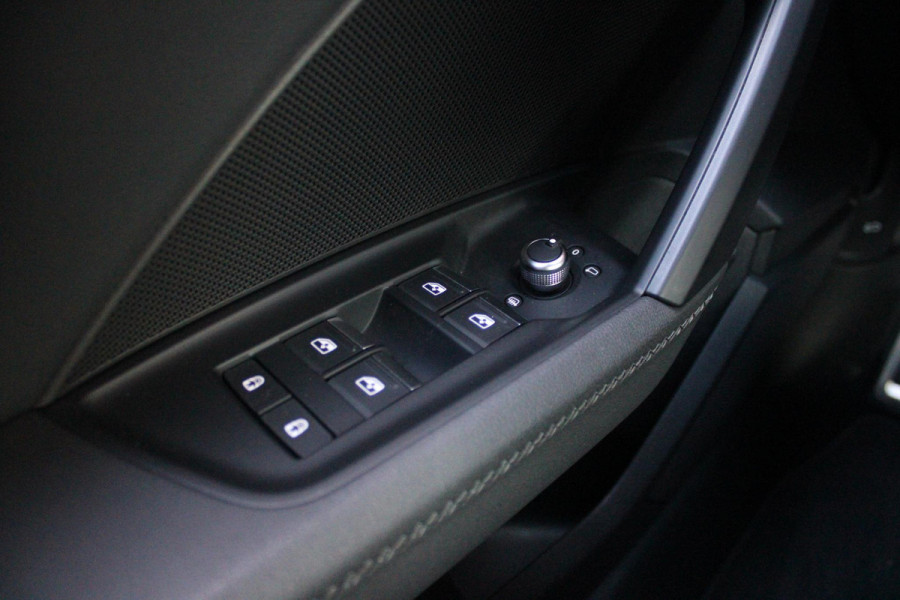 Audi A3 Limousine 2.0 TFSI 310PK S3 QUATTRO | APPLE CARPLAY/ANDROID AUTO | STOEL VERWARMING | S-LINE INTERIEUR/EXTERIEUR | SPORT STUUR S-LINE MET SCHAKEL FUNCTIE | NAVIGATIE | VIRTUAL COCKPIT PLUS | GLANS PAKKET | CRUISE CONTROL | ADVANCED KEY | AMBIENTE VERLICHTING | LANE ASSIST | CLIMATE CONTROL | FULL LED KOPLAMPEN | SPORT STOELEN | PARKEER SENSOREN ACHTER | S SPORTONDERSTEL | S REMMEN | DRAADLOZE TELEFOONLADER |