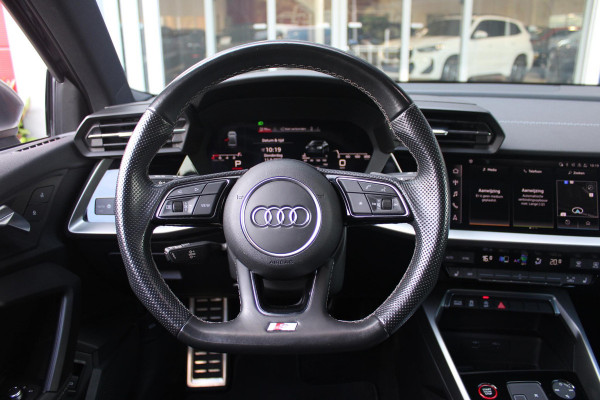 Audi A3 Limousine 2.0 TFSI 310PK S3 QUATTRO | APPLE CARPLAY/ANDROID AUTO | STOEL VERWARMING | S-LINE INTERIEUR/EXTERIEUR | SPORT STUUR S-LINE MET SCHAKEL FUNCTIE | NAVIGATIE | VIRTUAL COCKPIT PLUS | GLANS PAKKET | CRUISE CONTROL | ADVANCED KEY | AMBIENTE VERLICHTING | LANE ASSIST | CLIMATE CONTROL | FULL LED KOPLAMPEN | SPORT STOELEN | PARKEER SENSOREN ACHTER | S SPORTONDERSTEL | S REMMEN | DRAADLOZE TELEFOONLADER |