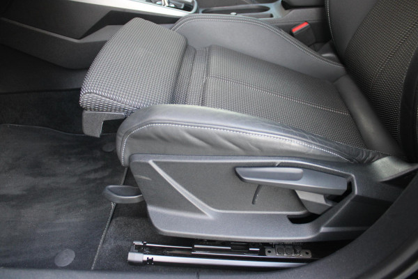 Audi A3 Limousine 2.0 TFSI 310PK S3 QUATTRO | APPLE CARPLAY/ANDROID AUTO | STOEL VERWARMING | S-LINE INTERIEUR/EXTERIEUR | SPORT STUUR S-LINE MET SCHAKEL FUNCTIE | NAVIGATIE | VIRTUAL COCKPIT PLUS | GLANS PAKKET | CRUISE CONTROL | ADVANCED KEY | AMBIENTE VERLICHTING | LANE ASSIST | CLIMATE CONTROL | FULL LED KOPLAMPEN | SPORT STOELEN | PARKEER SENSOREN ACHTER | S SPORTONDERSTEL | S REMMEN | DRAADLOZE TELEFOONLADER |