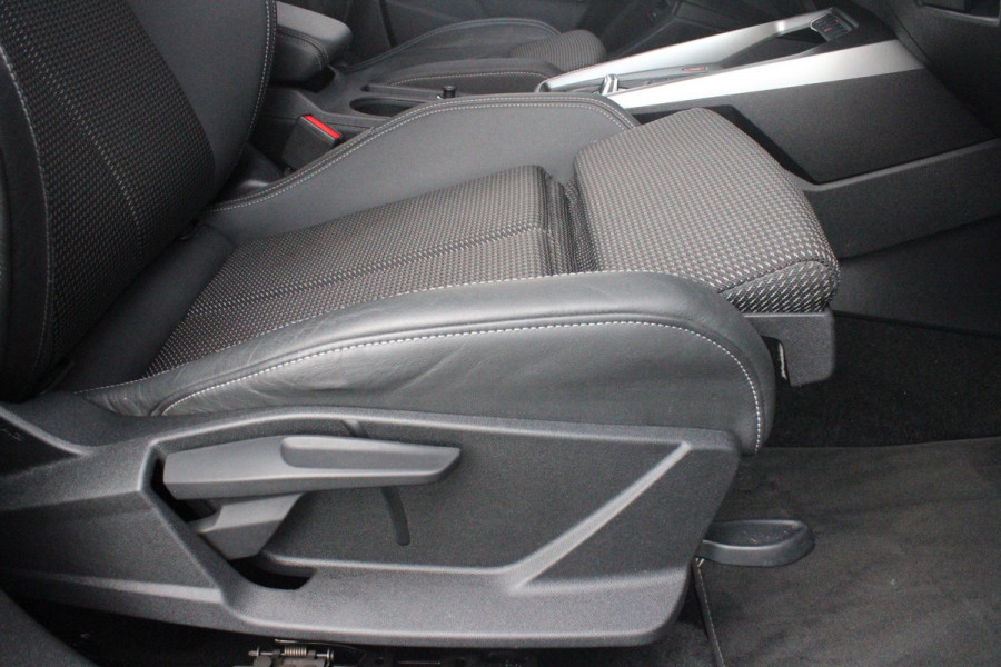 Audi A3 Limousine 2.0 TFSI 310PK S3 QUATTRO | APPLE CARPLAY/ANDROID AUTO | STOEL VERWARMING | S-LINE INTERIEUR/EXTERIEUR | SPORT STUUR S-LINE MET SCHAKEL FUNCTIE | NAVIGATIE | VIRTUAL COCKPIT PLUS | GLANS PAKKET | CRUISE CONTROL | ADVANCED KEY | AMBIENTE VERLICHTING | LANE ASSIST | CLIMATE CONTROL | FULL LED KOPLAMPEN | SPORT STOELEN | PARKEER SENSOREN ACHTER | S SPORTONDERSTEL | S REMMEN | DRAADLOZE TELEFOONLADER |
