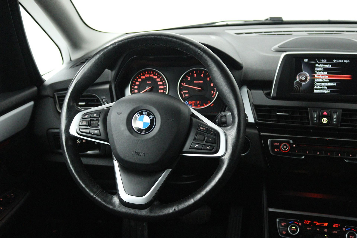 BMW 2 Serie Active Tourer 218i Executive (TREKHAAK, ACHTERUITRIJCAMERA, NAVIGATIE, PARKEERSENSOREN, CRUISE CONTROL ADAPTIEF)