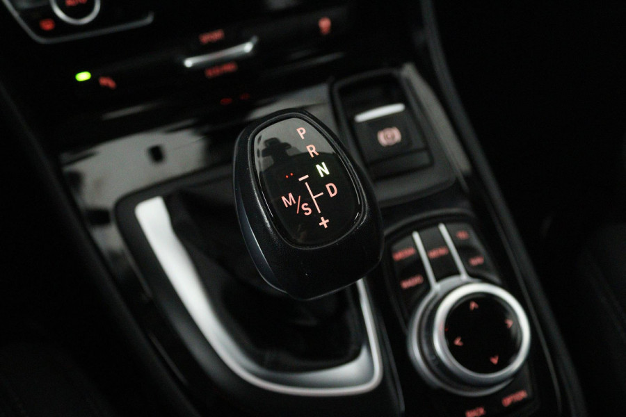 BMW 2 Serie Active Tourer 218i Executive (TREKHAAK, ACHTERUITRIJCAMERA, NAVIGATIE, PARKEERSENSOREN, CRUISE CONTROL ADAPTIEF)