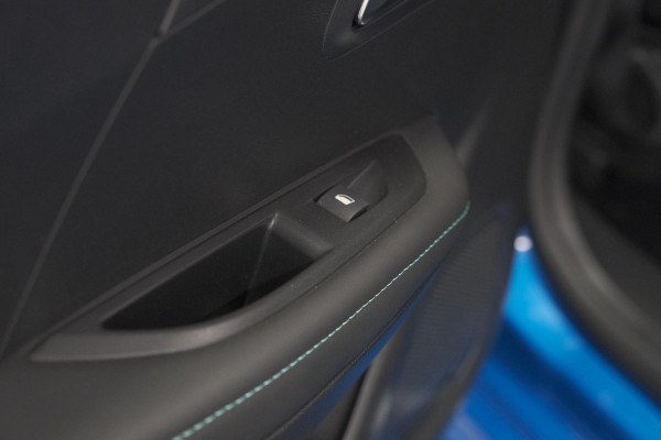 Peugeot 208 PureTech 100 Allure | Stoelverwarming | Adaptieve Cruise Control | Camera | Apple Carplay