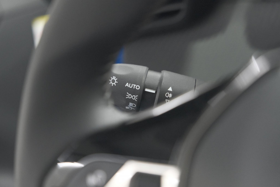 Peugeot 208 PureTech 100 Allure | Stoelverwarming | Adaptieve Cruise Control | Camera | Apple Carplay