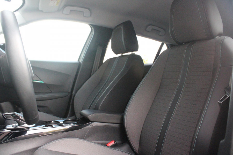 Peugeot 2008 1.2 130PK AUTOMAAT ALLURE PACK | TREKHAAK | NAVIGATIE | APPLE CARPLAY/ANDROID AUTO | ACHTERUITRIJ CAMERA | 3-D COCKPIT | CRUISE CONTROL | CLIMATE CONTROL | LED KOPLAMPEN | LICHTMETALEN VELGEN 17" | NAVIGATIE | DAB+ RADIO |