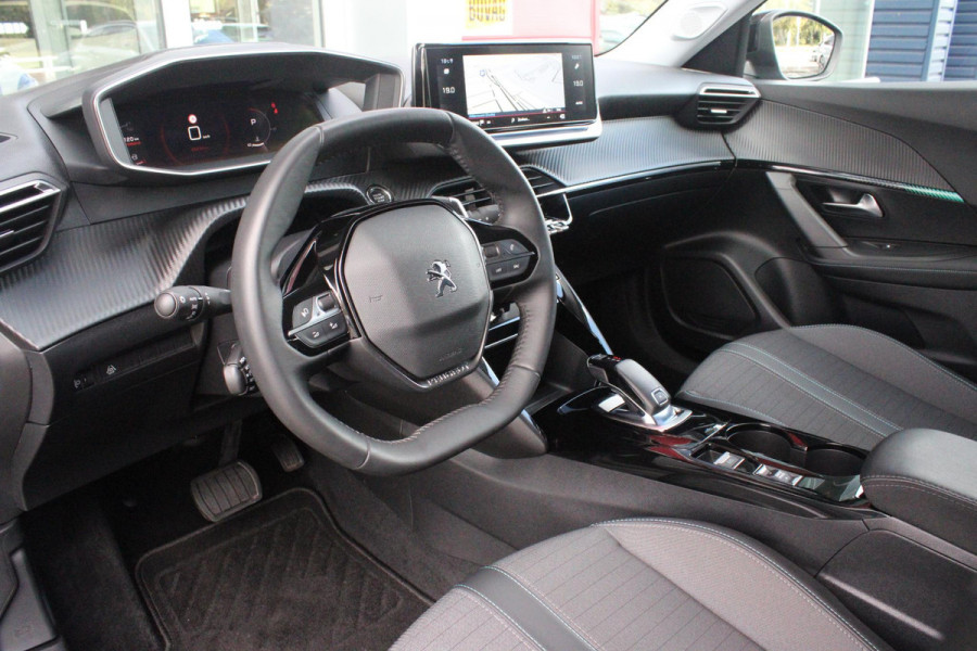 Peugeot 2008 1.2 130PK AUTOMAAT ALLURE PACK | TREKHAAK | NAVIGATIE | APPLE CARPLAY/ANDROID AUTO | ACHTERUITRIJ CAMERA | 3-D COCKPIT | CRUISE CONTROL | CLIMATE CONTROL | LED KOPLAMPEN | LICHTMETALEN VELGEN 17" | NAVIGATIE | DAB+ RADIO |