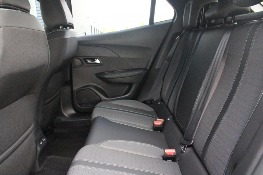 Peugeot 2008 1.2 130PK AUTOMAAT ALLURE PACK | TREKHAAK | NAVIGATIE | APPLE CARPLAY/ANDROID AUTO | ACHTERUITRIJ CAMERA | 3-D COCKPIT | CRUISE CONTROL | CLIMATE CONTROL | LED KOPLAMPEN | LICHTMETALEN VELGEN 17" | NAVIGATIE | DAB+ RADIO |