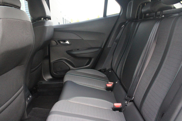 Peugeot 2008 1.2 130PK AUTOMAAT ALLURE PACK | TREKHAAK | NAVIGATIE | APPLE CARPLAY/ANDROID AUTO | ACHTERUITRIJ CAMERA | 3-D COCKPIT | CRUISE CONTROL | CLIMATE CONTROL | LED KOPLAMPEN | LICHTMETALEN VELGEN 17" | NAVIGATIE | DAB+ RADIO |