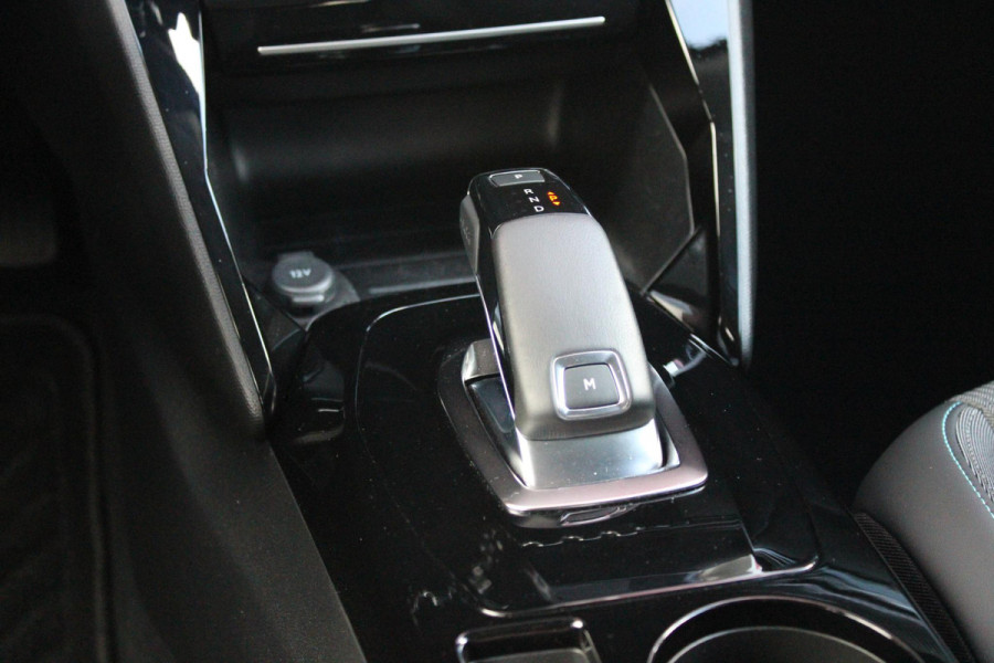 Peugeot 2008 1.2 130PK AUTOMAAT ALLURE PACK | TREKHAAK | NAVIGATIE | APPLE CARPLAY/ANDROID AUTO | ACHTERUITRIJ CAMERA | 3-D COCKPIT | CRUISE CONTROL | CLIMATE CONTROL | LED KOPLAMPEN | LICHTMETALEN VELGEN 17" | NAVIGATIE | DAB+ RADIO |
