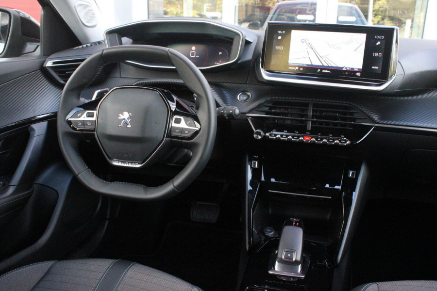 Peugeot 2008 1.2 130PK AUTOMAAT ALLURE PACK | TREKHAAK | NAVIGATIE | APPLE CARPLAY/ANDROID AUTO | ACHTERUITRIJ CAMERA | 3-D COCKPIT | CRUISE CONTROL | CLIMATE CONTROL | LED KOPLAMPEN | LICHTMETALEN VELGEN 17" | NAVIGATIE | DAB+ RADIO |