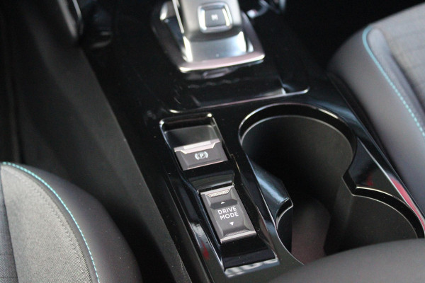 Peugeot 2008 1.2 130PK AUTOMAAT ALLURE PACK | TREKHAAK | NAVIGATIE | APPLE CARPLAY/ANDROID AUTO | ACHTERUITRIJ CAMERA | 3-D COCKPIT | CRUISE CONTROL | CLIMATE CONTROL | LED KOPLAMPEN | LICHTMETALEN VELGEN 17" | NAVIGATIE | DAB+ RADIO |