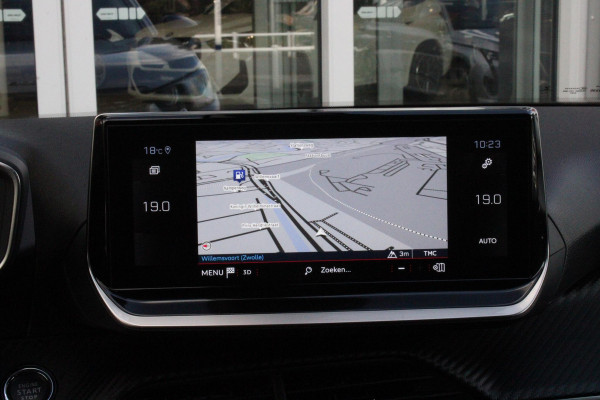 Peugeot 2008 1.2 130PK AUTOMAAT ALLURE PACK | TREKHAAK | NAVIGATIE | APPLE CARPLAY/ANDROID AUTO | ACHTERUITRIJ CAMERA | 3-D COCKPIT | CRUISE CONTROL | CLIMATE CONTROL | LED KOPLAMPEN | LICHTMETALEN VELGEN 17" | NAVIGATIE | DAB+ RADIO |