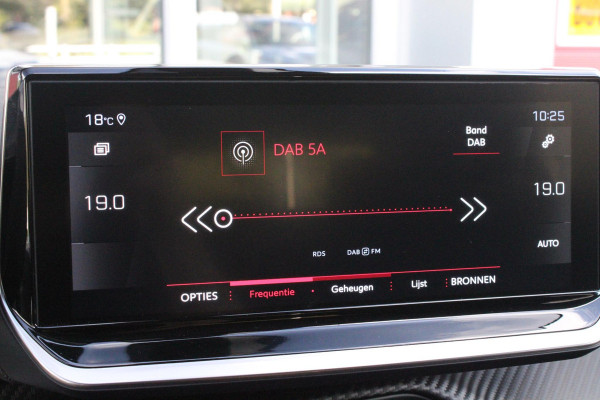 Peugeot 2008 1.2 130PK AUTOMAAT ALLURE PACK | TREKHAAK | NAVIGATIE | APPLE CARPLAY/ANDROID AUTO | ACHTERUITRIJ CAMERA | 3-D COCKPIT | CRUISE CONTROL | CLIMATE CONTROL | LED KOPLAMPEN | LICHTMETALEN VELGEN 17" | NAVIGATIE | DAB+ RADIO |